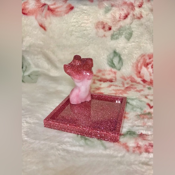 Handmade resin goddess jewelry tray in gemstone pink with sparkly glitter - Picture 1 of 3